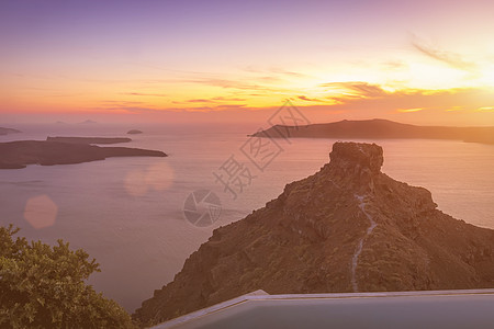 六鳌岛海景的日落 俯视喀路德拉和六海中的海面夕阳火山太阳奢华射线酒店旅行火山口天空地平线背景