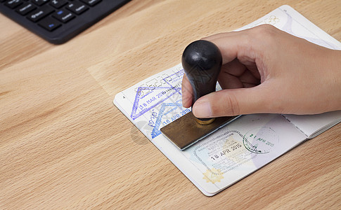 出入境管理人员将在机场的护照上盖上抵达章 签证盖章 护照或签证申请 旅行出入境印章图片