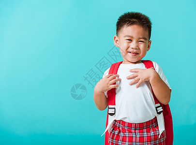 身穿制服的亚洲可爱小孩男孩 穿着制服教育童年幼儿园惊喜学生小学生孩子们男性背包乐趣图片