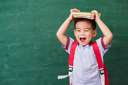 幼儿园儿童男孩穿着学生制服 背着书包a木板课堂教育知识童年黑板瞳孔学校孩子绿色图片