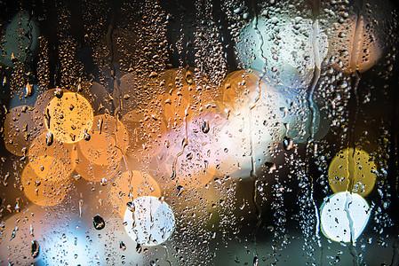 玻璃窗上的天然水滴与夜城散景黑色流动物理溪流玻璃天气折射宏观蒸汽风暴雨滴图片