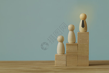 成功的商业团队领导理念 站在木块最高点的商务人士图片