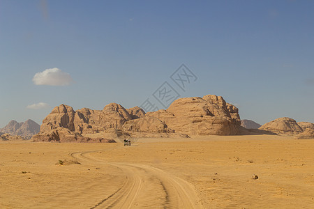 沿着这条路穿过瓦迪鲁姆沙漠图片