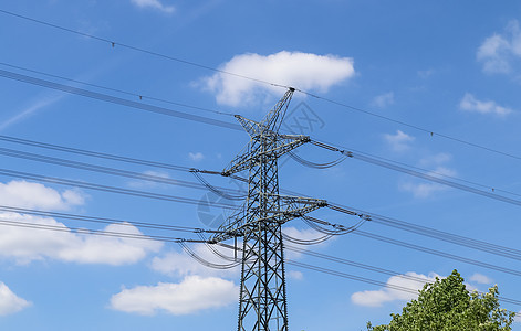 近视大电力铁塔的 将电力输送到电压技术力量金属环境配电建造活力电气高架图片