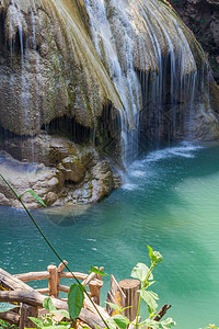 高梁瀑布荒野假期叶子游客溪流丛林岩石石头瀑布国家背景图片