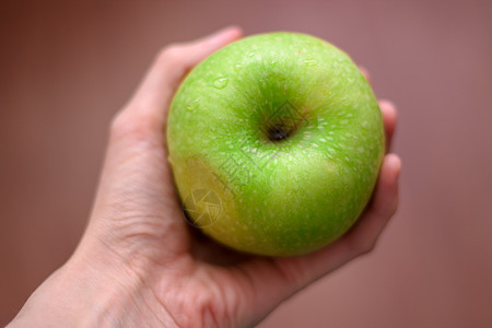 绿色苹果 手握着一滴水小吃早餐保健植物卫生水果季节收成饮食营养图片