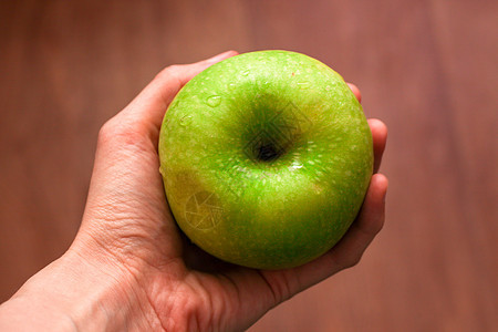 绿色苹果 手握着一滴水小吃生态女性植物早餐皮肤季节卫生收成饮食图片