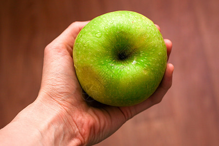 绿色苹果 手握着一滴水季节女性饮食生态营养皮肤植物早餐水果收成图片