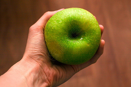 绿色苹果 手握着一滴水季节饮食保健食物早餐皮肤水果植物营养女孩图片