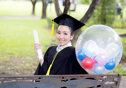 穿着学术服和学校服装的年轻快乐女毕业生肖像学士大学女性幸福女孩学生成人微笑仪式学习图片