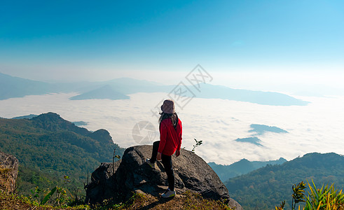 人类在悬崖上登山旅行图片