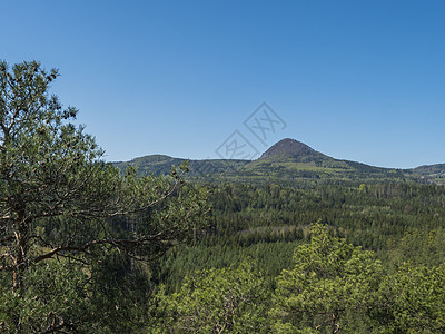 Lusatian山脉的春地 其景点为Klic或Kleis角山丘 新鲜的低沉和采树林 蓝天空背景 水平 复制空间天线针叶顶峰假期云图片