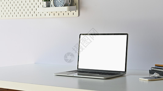 在工作桌上用空屏幕变形的混装笔记本电脑图片