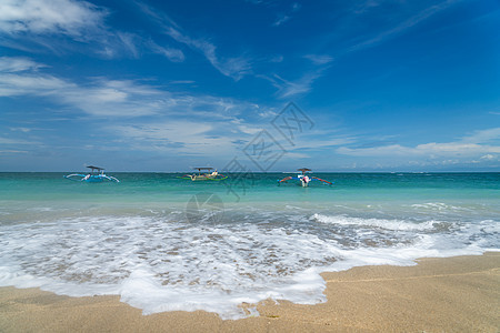 巴厘的库塔海滩支撑波浪天堂天空假期冲浪太阳旅行热带海岸图片