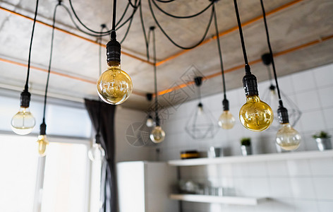 挂在现代厨房里的大老式白炽灯泡 带直线的装饰古董爱迪生灯泡 低效的灯丝灯泡浪费电力 E27 可调光 暖白图片