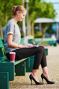 商业妇女或学生 喝咖啡在大腿上工作图片