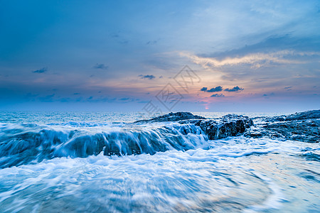 高湖沙滩上日落太阳强光泡沫场景冲浪热带海滩天空巨石海洋图片