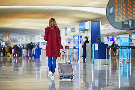 国际机场年轻妇女人数女青年木板运输空气飞机假期时间表旅行飞机场飞行外套图片