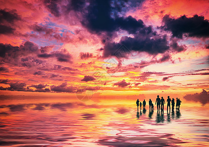 库塔巴厘岛一号海滩日落时人们的轮椅图片