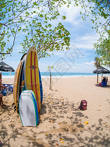 印尼巴厘Kuta的著名海滩上冲浪板图片