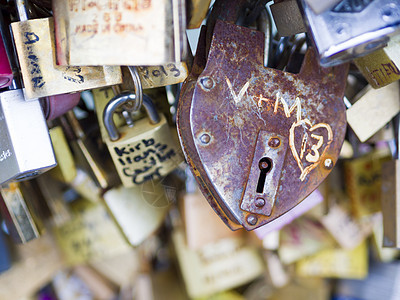 爱锁在巴黎的桥上 友谊和浪漫的象征栅栏匹配瓶子挂锁精神金属栏杆忠诚艺术安全图片