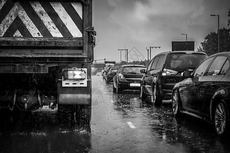 雨中的交通窗户卡车城市下雨队列驾驶运输天气旅行雨滴图片