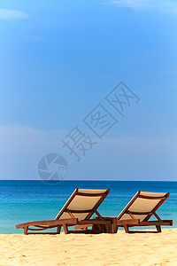 海滩上的阳光太阳晴天热带椅子海洋风景海岸蓝色海景海岸线图片