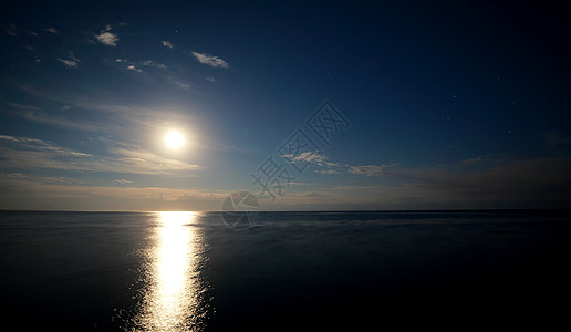 日落时云在水中反射天气诞生泡沫边界全景金子天堂地平线海浪紫色图片