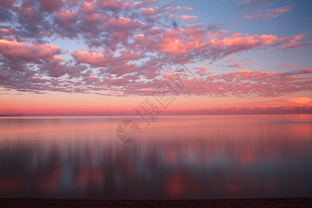日落时云在水中反射边界海浪天气紫色金子全景星星泡沫戏剧性天堂图片