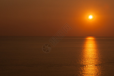 美景景观 海面之上有金色的日落阳光海岸海洋太阳橙子反射假期卡片天空海滩图片
