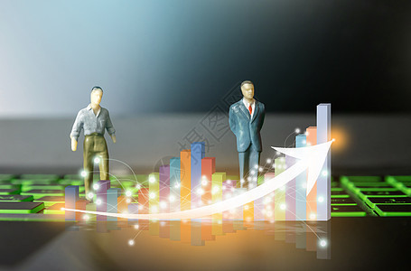 计算机上的商务人士小人物和计算机上的领导条形图投资技术金融图片