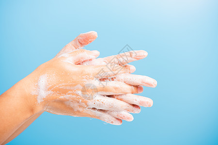 妇女用肥皂洗手时有泡沫女士消毒剂皮肤棕榈气泡预防手指蓝色药品女孩图片