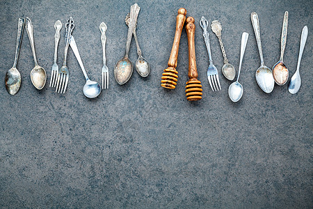 各种烹饪用具边界 黑石上的勺子和叉子b木板乡村用餐木头面包甜点工具食物金属餐饮图片