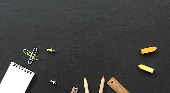 回到学校接受教育 在黑板最上观和复制空间上提供横幅背景用品黑色木板工具粉笔桌子笔记本班级铅笔学生火箭图片
