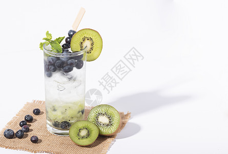 白底蓝莓熟的鸡尾酒 夏天喝水吧饮食食物热带苏打排毒薄荷玻璃甜点营养酒精图片