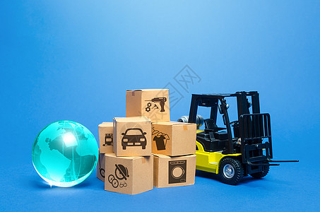 在纸板箱和蓝色地球附近的叉车 交通物流基础设施 货物进出口 货运 生产全球化 在世界市场上销售产品图片