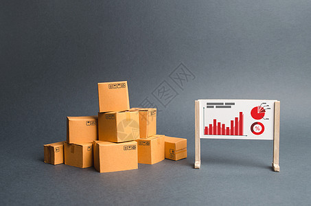 一堆纸箱和一个带有信息和统计图表的架子 关于商品生产和销售率 经济增长以及供需评估的报告 商业图片