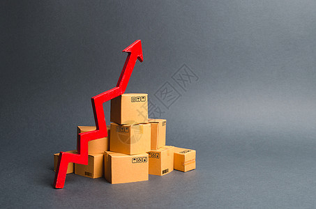 一堆纸板箱和一个红色的向上箭头 商品和产品生产的增长率 经济指标不断增加 消费需求增加 出口增加 进口增加 销量上升图片