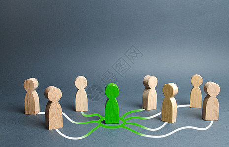 一个人的绿色形象将他周围的其他人团结起来 呼吁合作 创建新团队 领导与领导 协调与行动 社会联系 沟通 组织图片