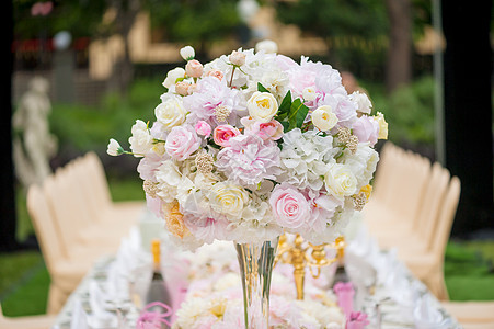 餐桌上花朵的婚礼装饰宴会用餐接待婚姻风格椅子蜡烛仪式枝形餐厅图片