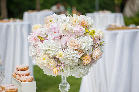 餐桌上花朵的婚礼装饰仪式派对接待环境风格婚姻新娘吊灯用餐蜡烛图片