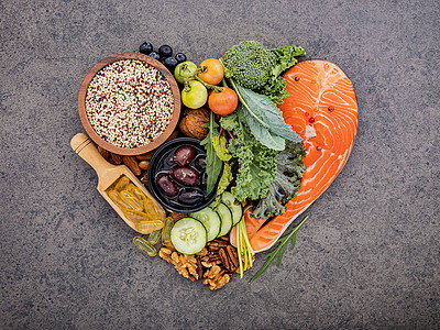 低碳摄入量饮食概念的心形 以基因源为主的心形状纤维减肥麦片核桃酮类烹饪美食脂肪酸树叶蔬菜背景图片