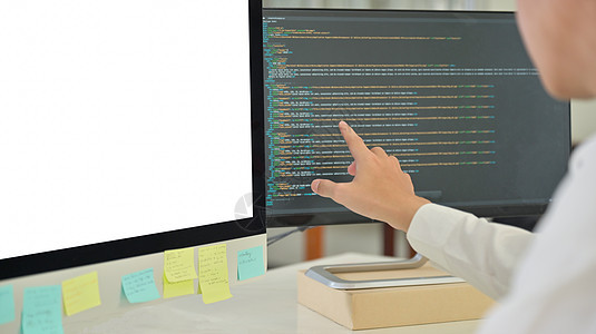 程序员正在检查数据 他指向电脑S图片