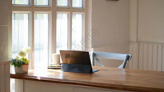 在办公室的木桌上放着笔记本和咖啡的笔记本电脑风格展示桌子工作室工作站工作职场房间互联网桌面图片