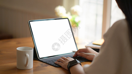 青年商业妇女使用带咖啡的空白笔记本电脑c营销电话学习商务屏幕自由职业者桌面桌子女性设计师图片