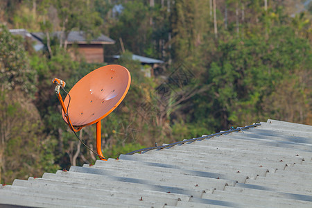 安装在天空清空下屋顶上的无线电望远镜图片