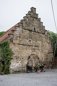 Steinhausen城堡雕塑展览建筑棕色地点草地庄园绿色石工天空历史性砖块图片
