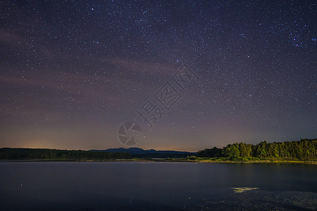 夜晚的银形和星星月亮场景反射星系银河系森林公园乳白色星云望远镜图片