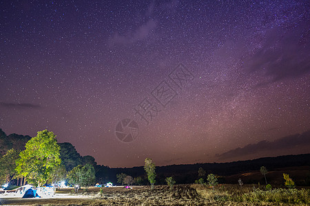 天上天空晴亮 山上有闪光的雪路和黑夜的星宿图片