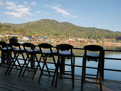 山区对水的反光 村庄风景景观椅子咖啡假期顶峰纹理时间阳光月亮场景公园图片